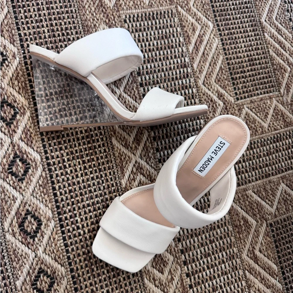 STEVE MADDEN Isa Wedge Sandal Clear Lucite Heel Cream Size 8.5 *LIKE NEW*